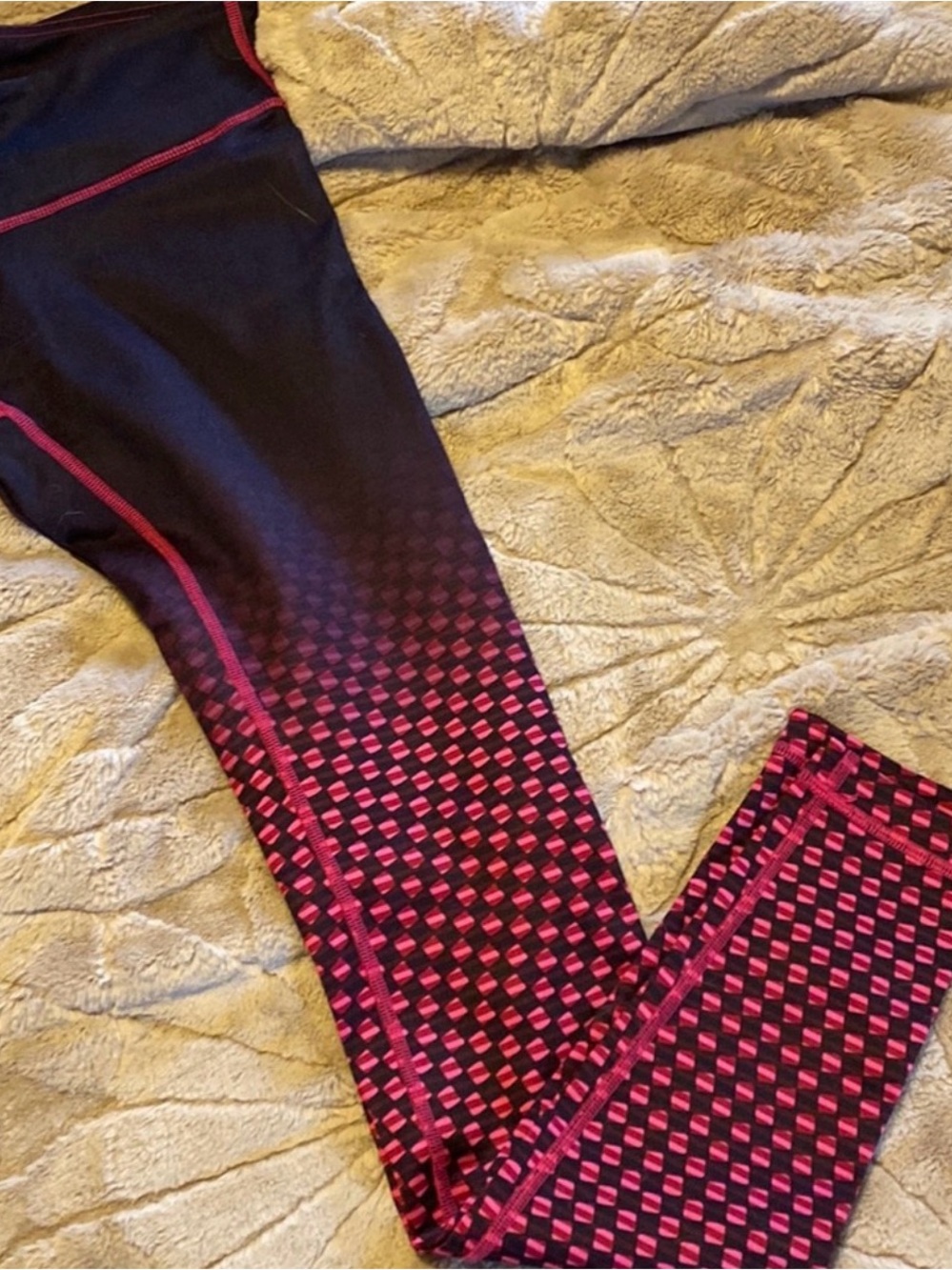 BNWT Lululemon Athletica Ombré Black Wunder Unders with Pink Geometric Pattern